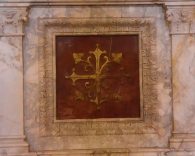 Cross with rays that look like three-pointed flowers, Siena Cathedral